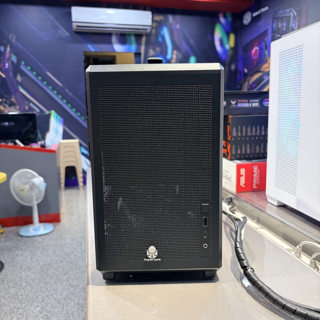 視博通 SA185 M-ATX 機殼正面照，展示網孔面板與小巧體積