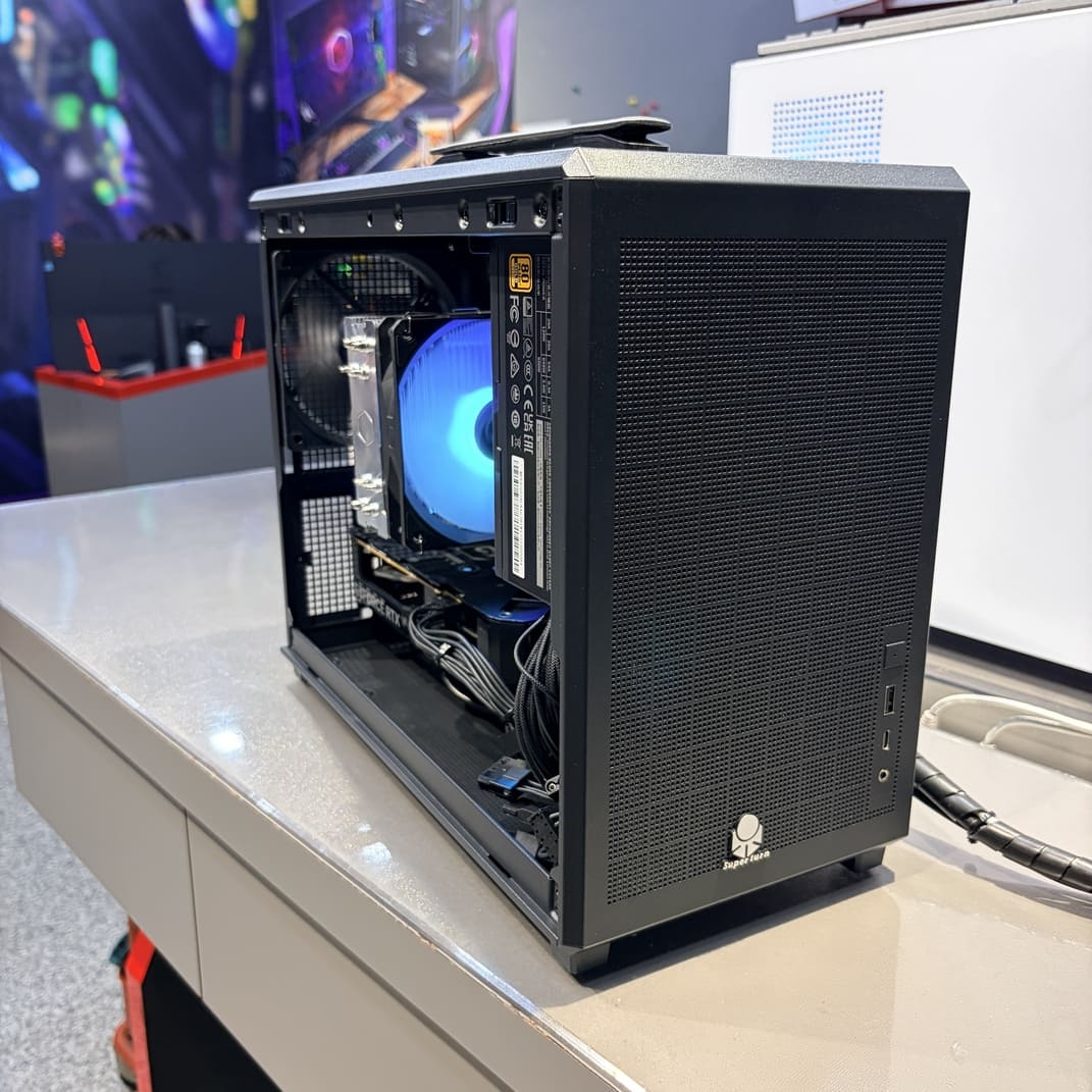 機殼內部斜視角，展示酷碼塔散與ASUS顯卡