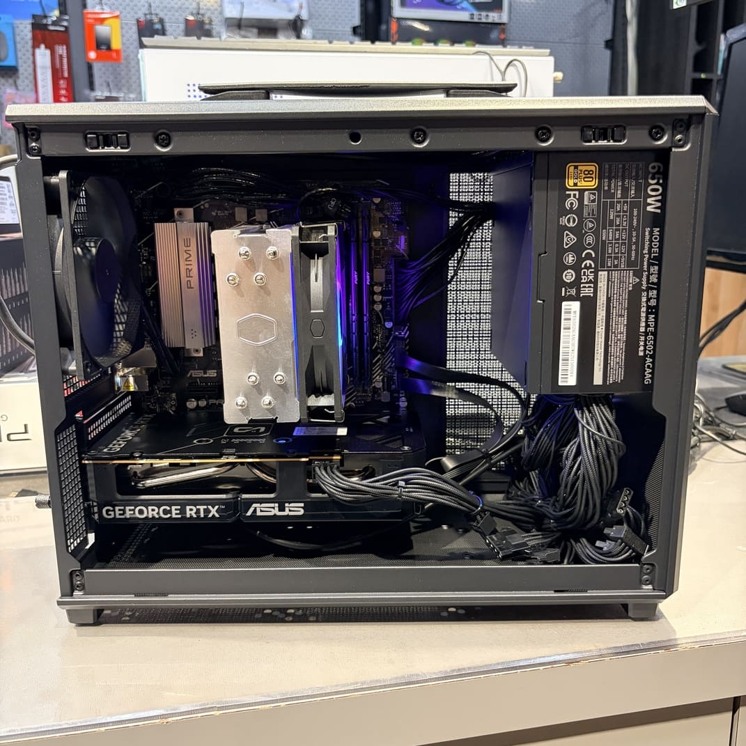 機殼內部全景照，展示電源安裝位置與整體佈局