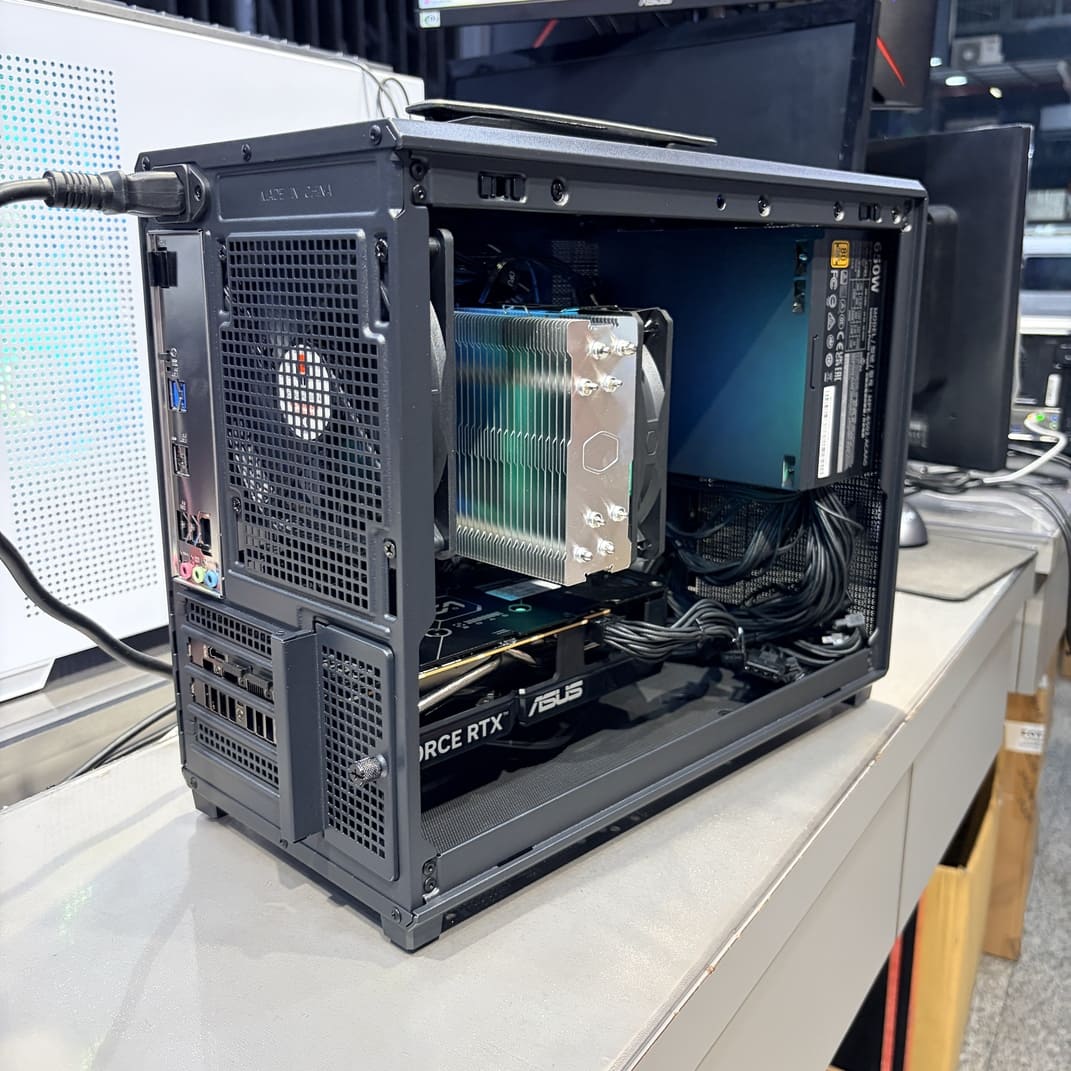 電腦主機後側視角，展示背部線材整理