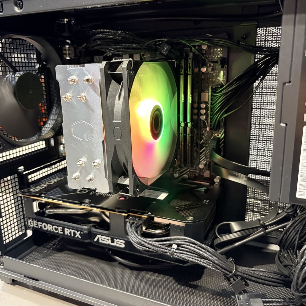 機殼內部特寫，聚焦於散熱器與顯卡