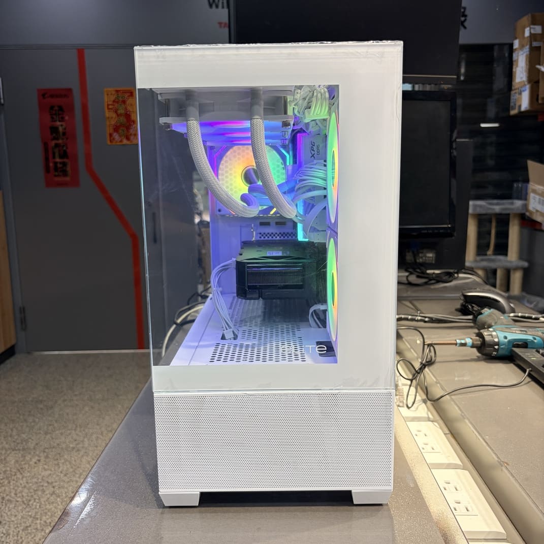 酷碼 Elite 490 白色全景機殼側面照，展示內部組件