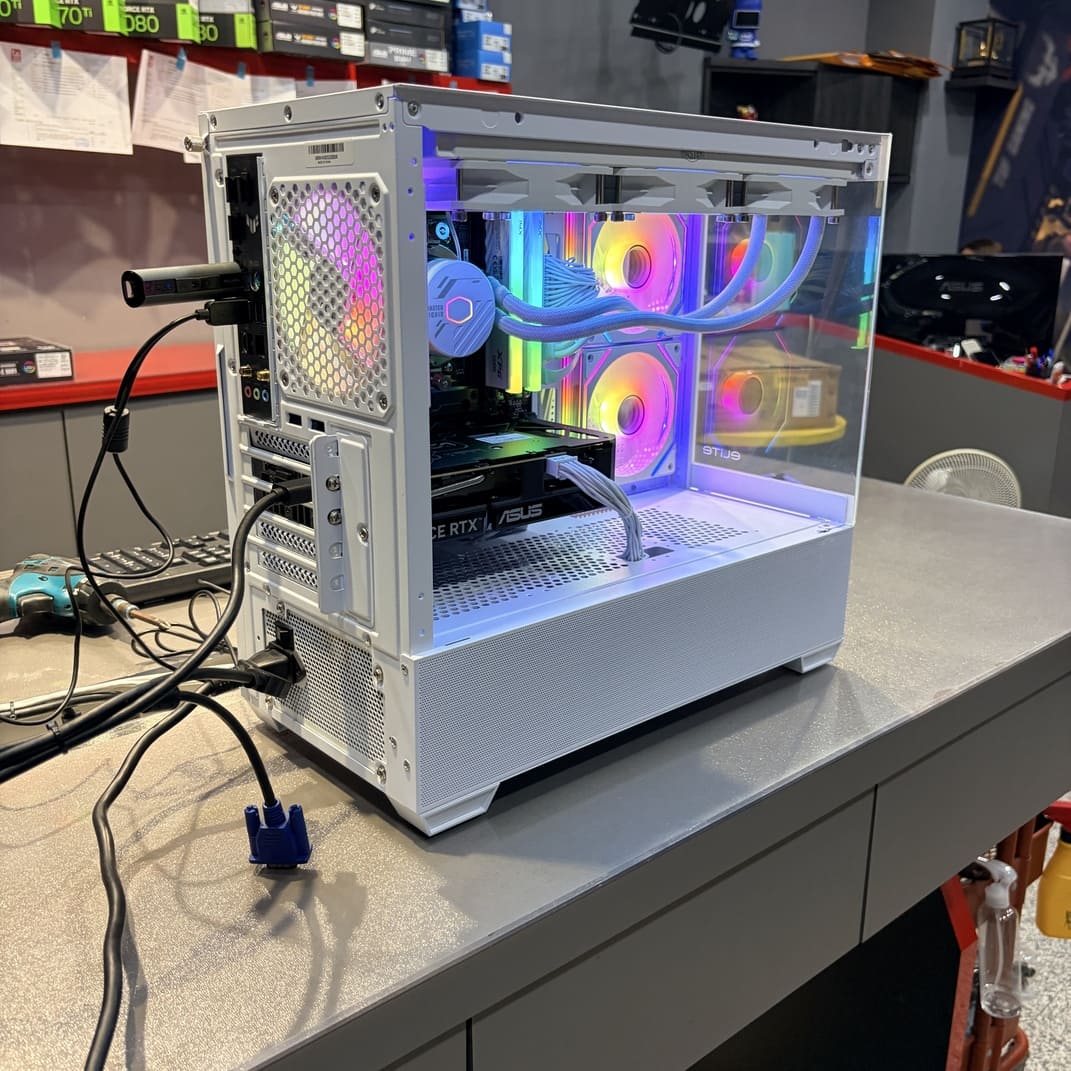 電腦主機後側視角，展示白色電源與標準理線