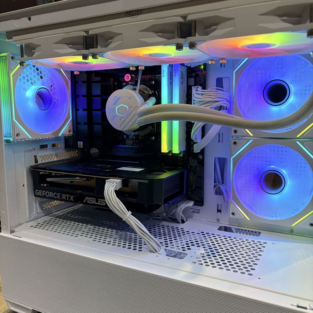 機殼內部 RGB 風扇與硬體燈光特寫