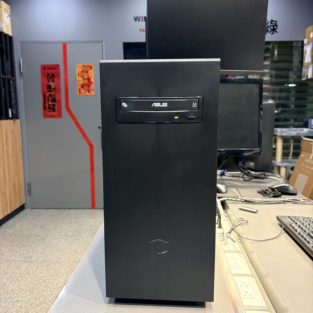 電腦組裝完成側面照，展示新舊零件整合成果