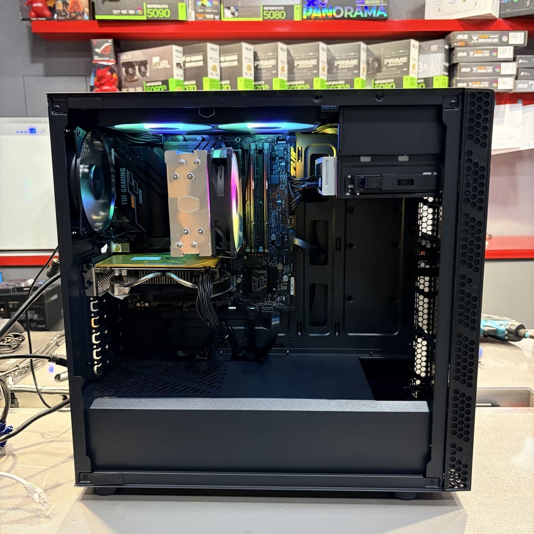 機殼正面特寫，展示上方安裝的DVD燒錄器