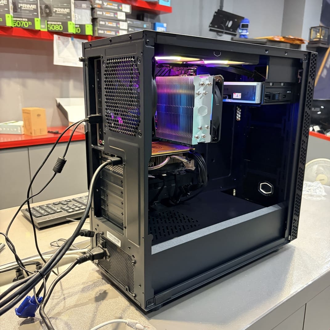 機殼背部理線層展示，搭配酷碼金牌電源