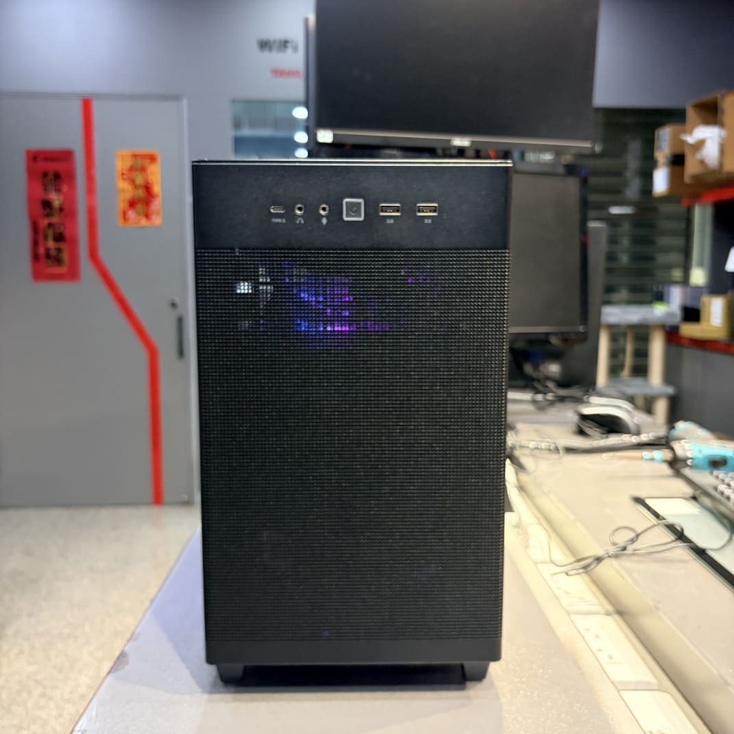 ASUS Prime AP201 黑色機殼正面照，展示網孔面板