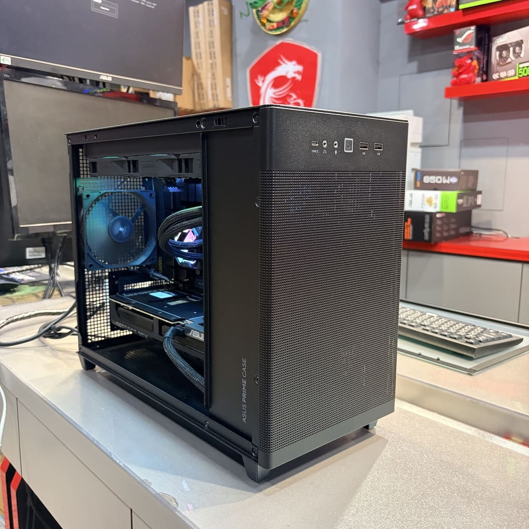 機殼內部側面照，展示技嘉360水冷與RTX 5070 Ti顯卡