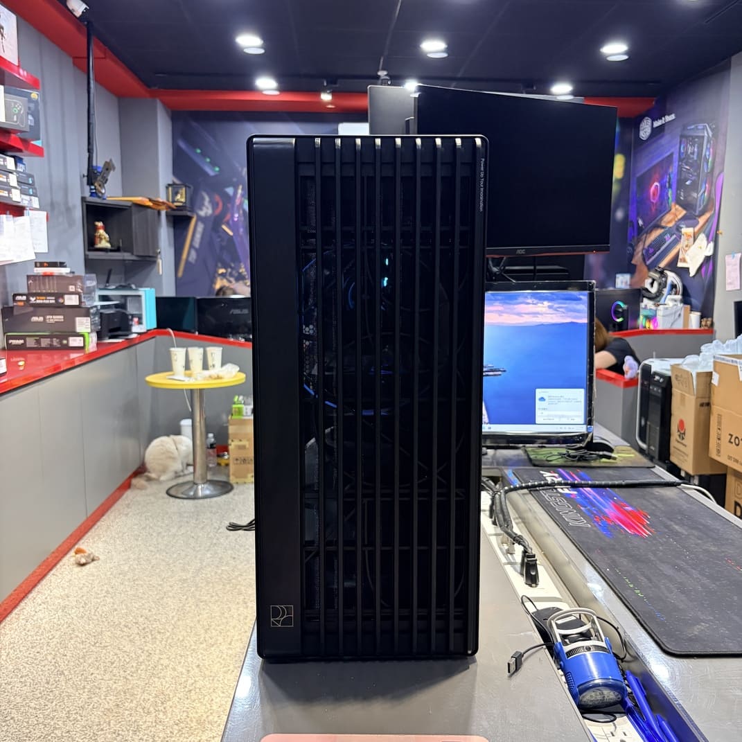 華碩 ProArt PA602 機殼正面照，展示木質飾條與200mm大風扇