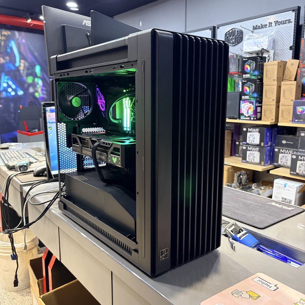 機殼內部斜視角，展示巨大的TUF RTX 5090顯卡
