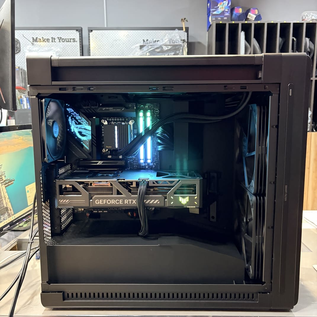 機殼內部上方視角，展示ProArt LC 420水冷排與風扇