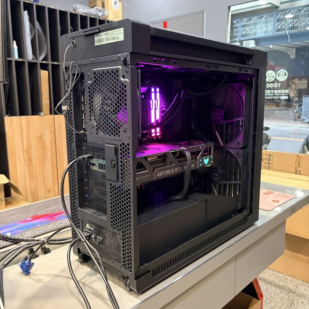 電腦主機後方視角，展示海韻電源與標準安裝理線