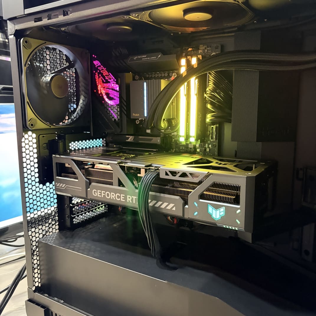 顯卡電源接頭近拍，展示正確安裝無縫隙