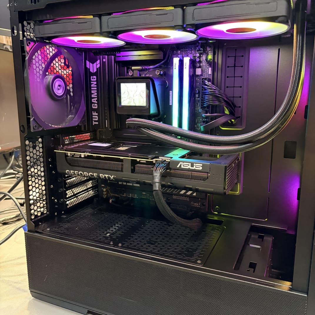 機殼內部 RGB 風扇與硬體燈光特寫