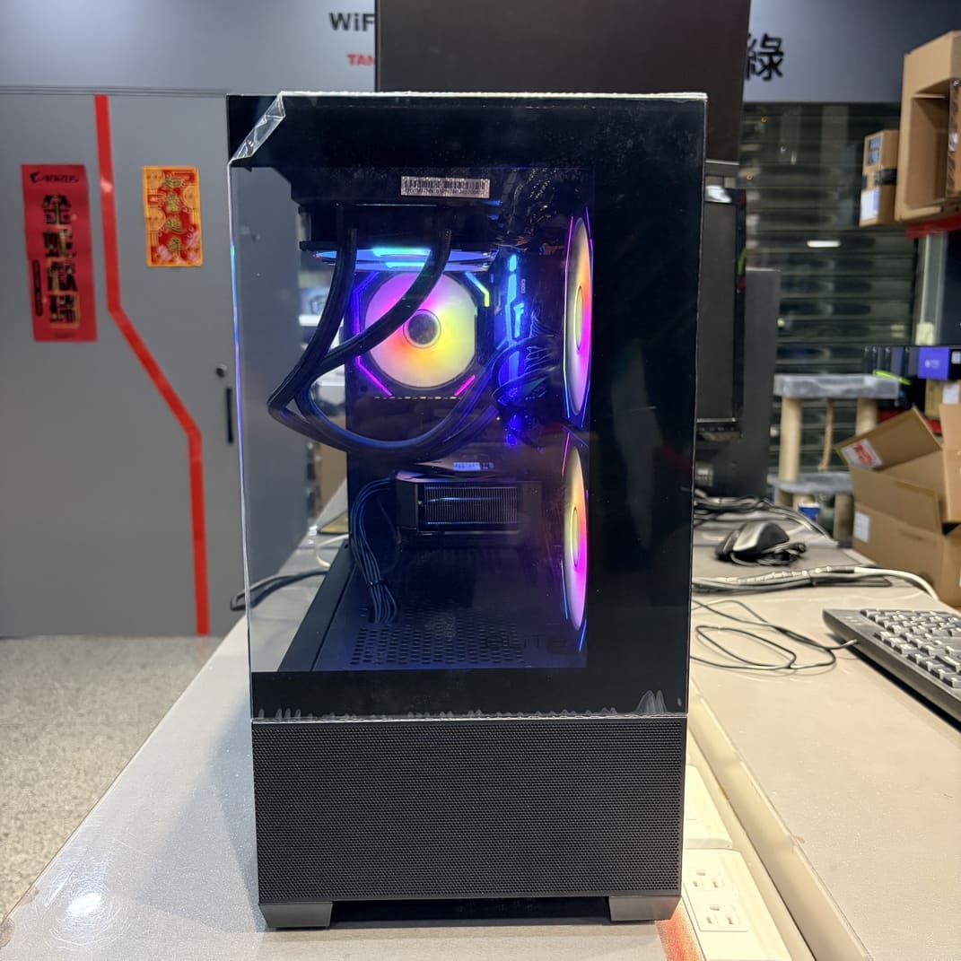 酷碼 Elite 490 黑色全景機殼側面照，展示內部組件