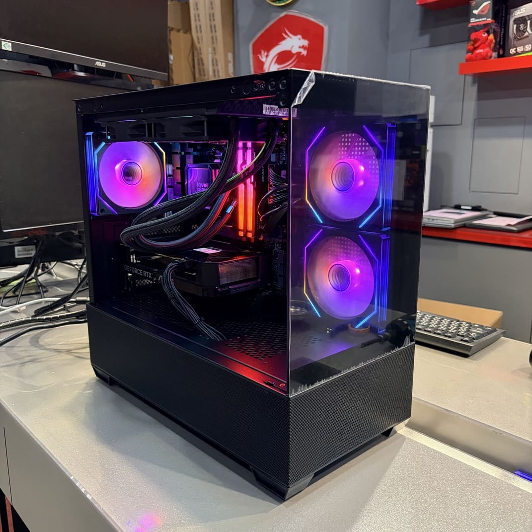 機殼內部斜視角，展示 Levelplay 240 水冷與金士頓 RGB 記憶體