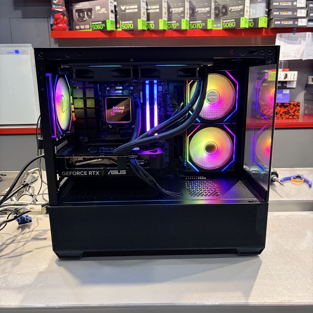 機殼內部平視，展示 ASUS DUAL RTX 5060 顯卡