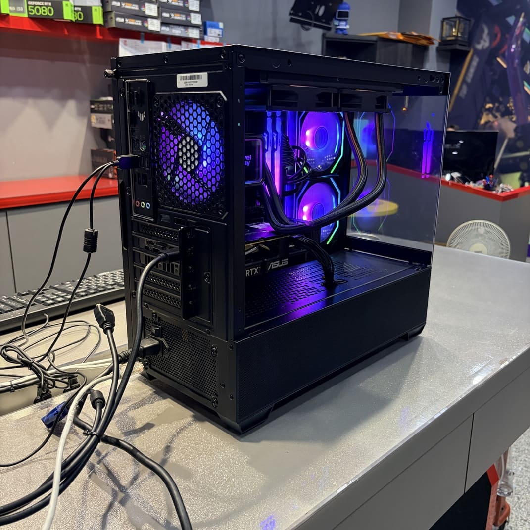 電腦主機後側視角，展示酷碼電源與標準理線