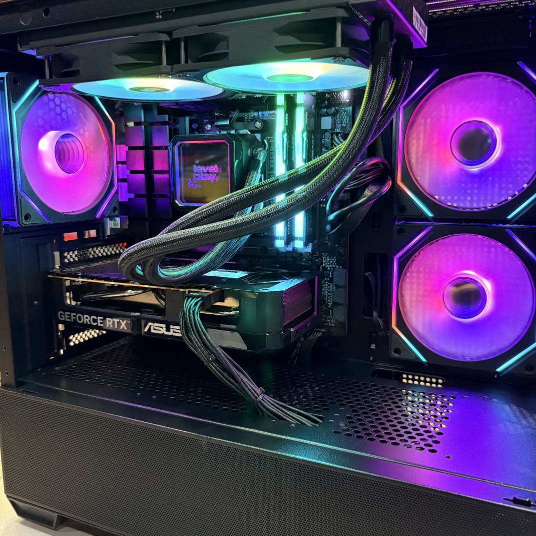 電腦主機開機後，整體 RGB 燈光效果展示