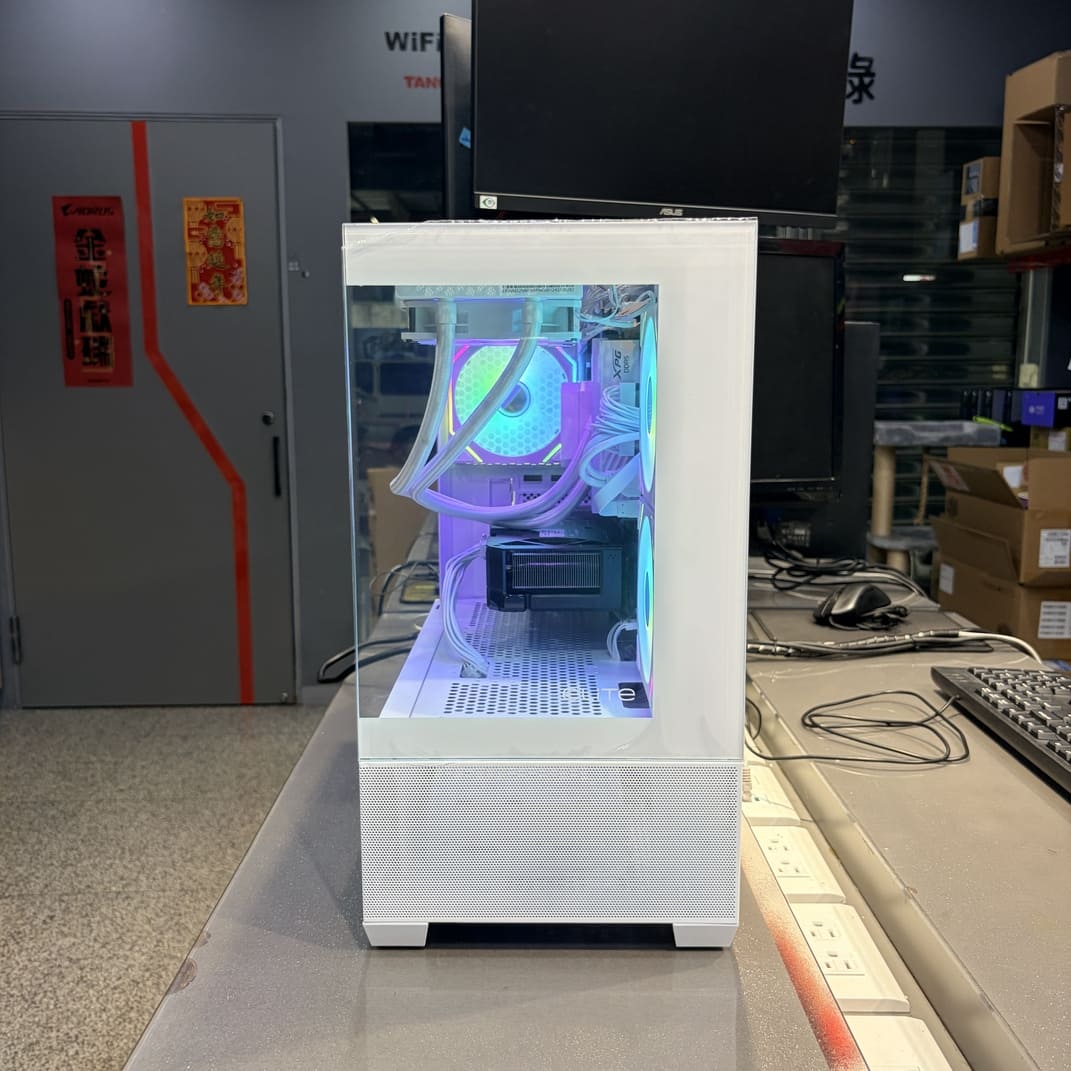 酷碼 Elite 490 白色全景機殼側面照，展示內部組件