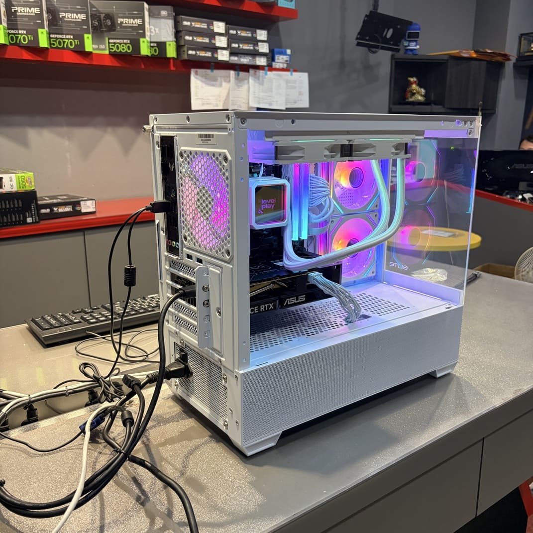 機殼內部 RGB 風扇與硬體燈光特寫