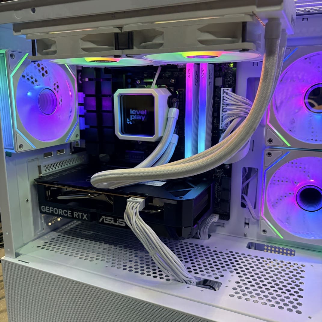 電腦主機正面開機測試畫面