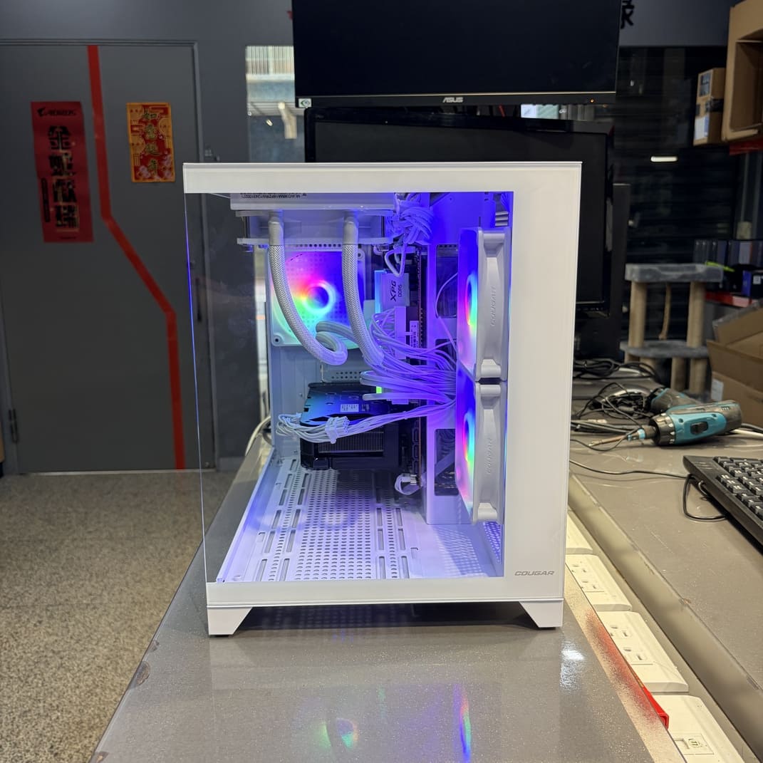 COUGAR FV150 Mini 白色全景機殼側面照，展示內部組件