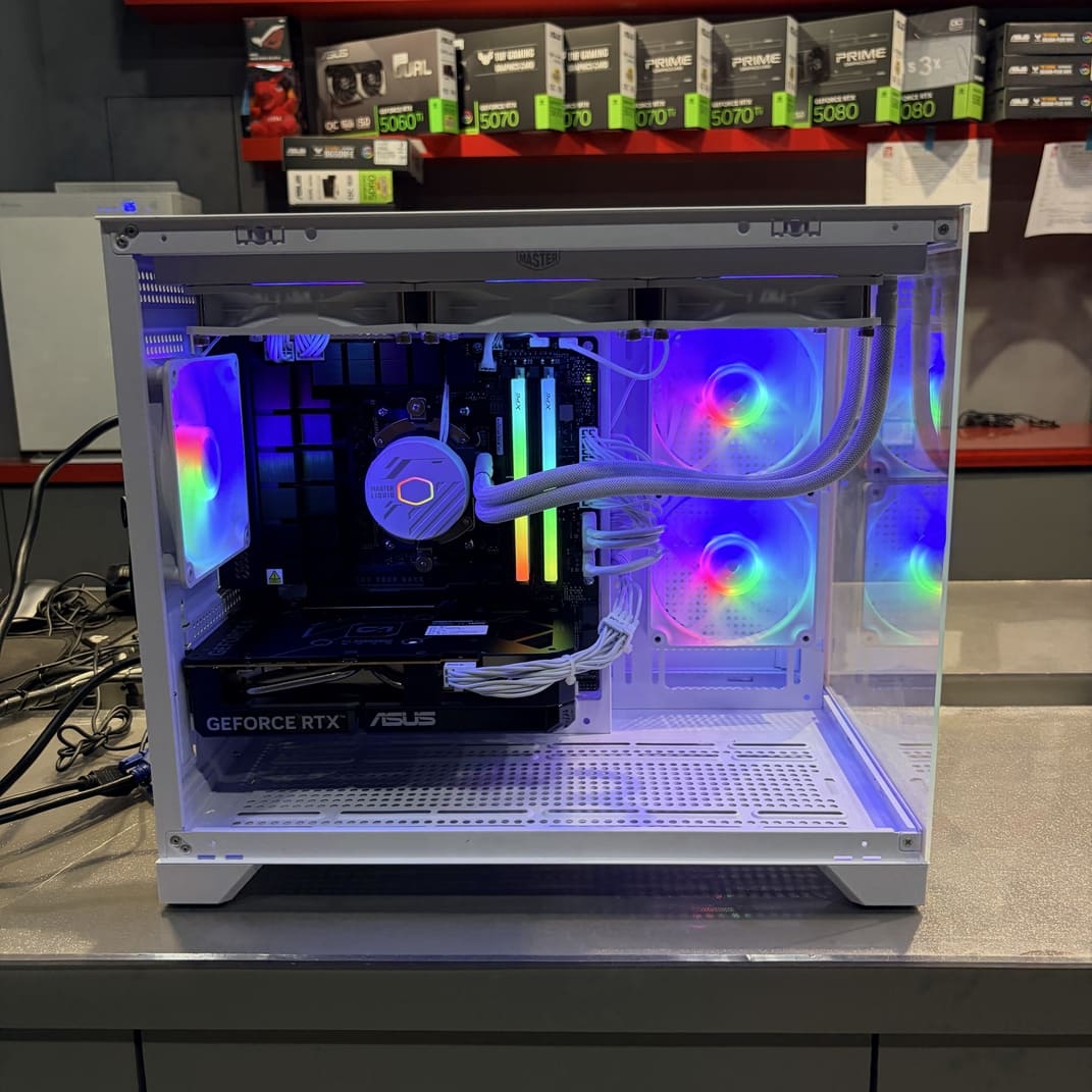 機殼內部斜視角，展示酷碼白色水冷與風扇配置