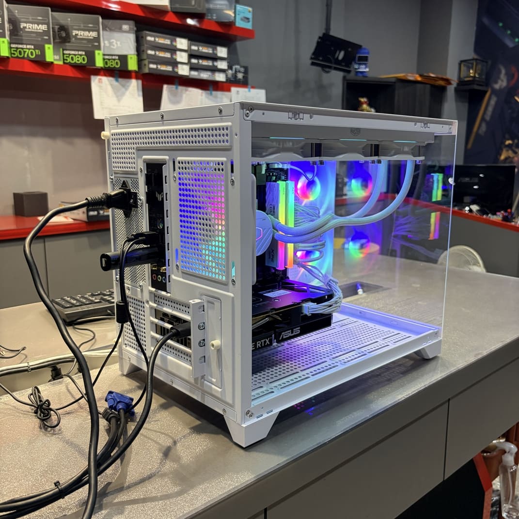 機殼內部平視，展示CPU水冷頭與ASUS顯卡