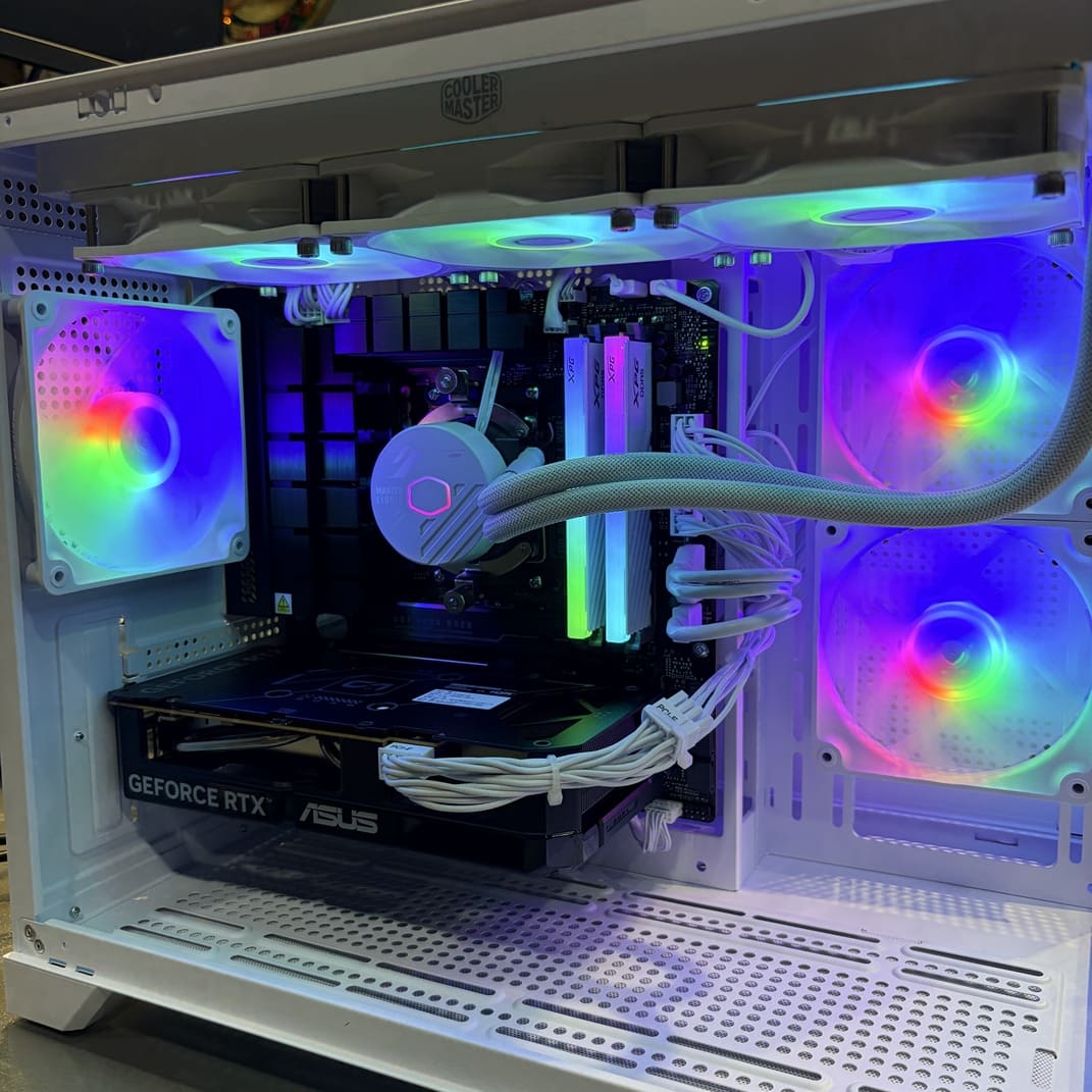 機殼內部 RGB 風扇與硬體燈光特寫