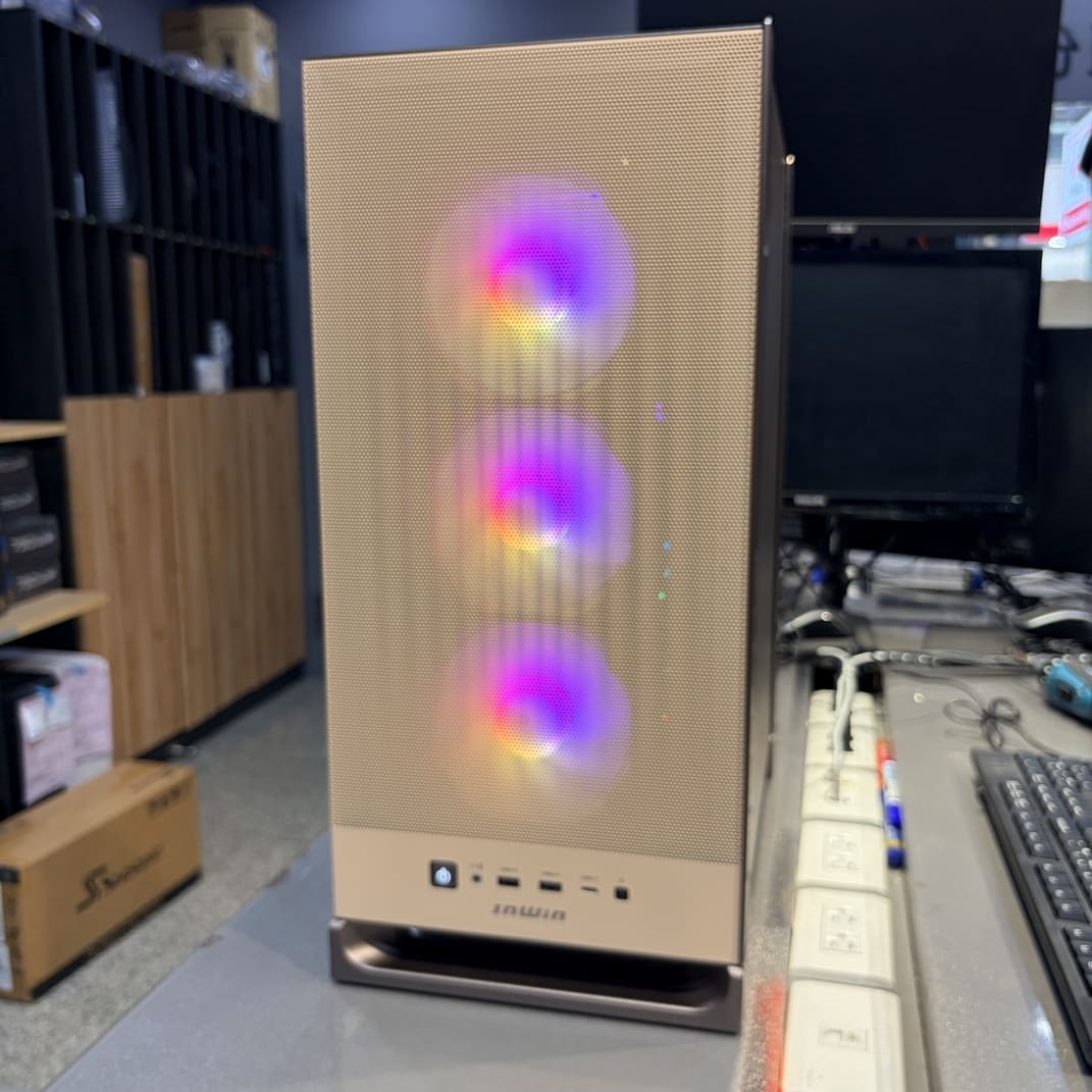 迎廣 DLITE 摩卡棕機殼正面，展示波浪紋網孔與關燈後的低調質感