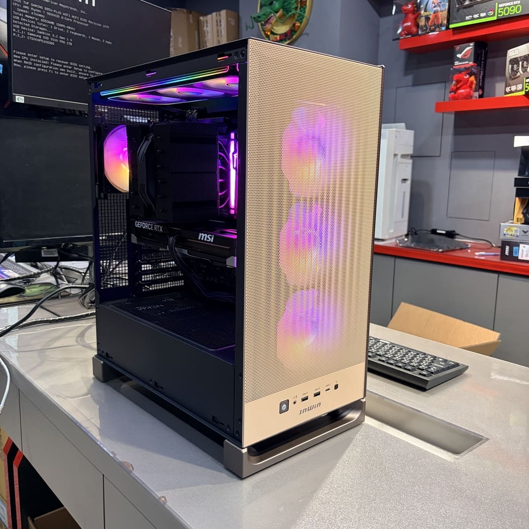 機殼內部側面照，展示貓頭鷹黑化版散熱器與微星RTX 5080顯卡