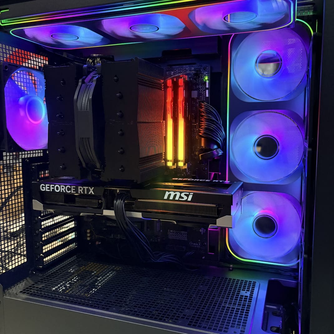 機殼背部特寫，展示主機板I/O與電源接口