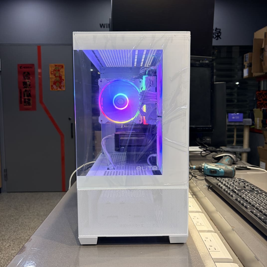 酷碼 Elite 490 白色全景機殼側面照，展示全白內部組件