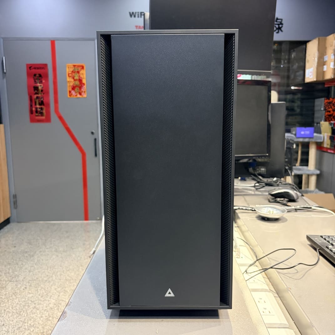 Montech Air 1000 Silent 機殼正面與側面照，展示無光全黑設計
