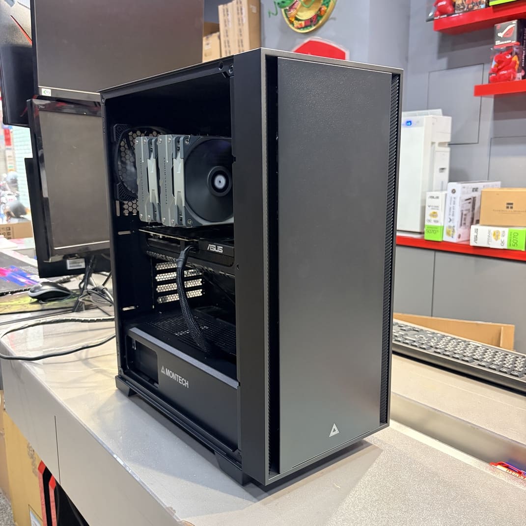 機殼內部斜視角，展示利民雙塔散熱器與RTX 5070顯卡