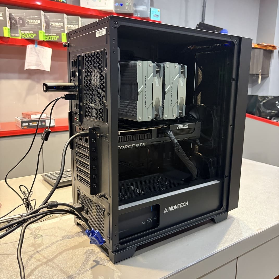 電腦主機後側視角，展示全漢電源與線材整理