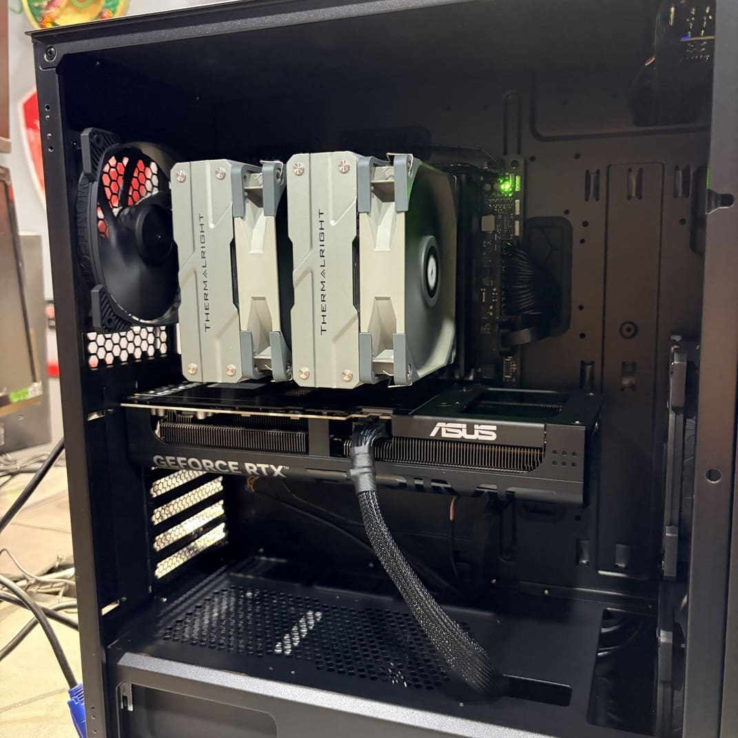 機殼硬碟架特寫，展示 Toshiba HDD 安裝位置