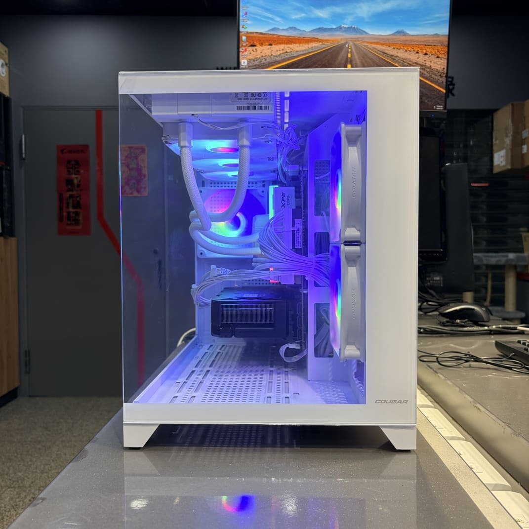 COUGAR FV150 Mini 白色全景機殼側面照，展示內部組件