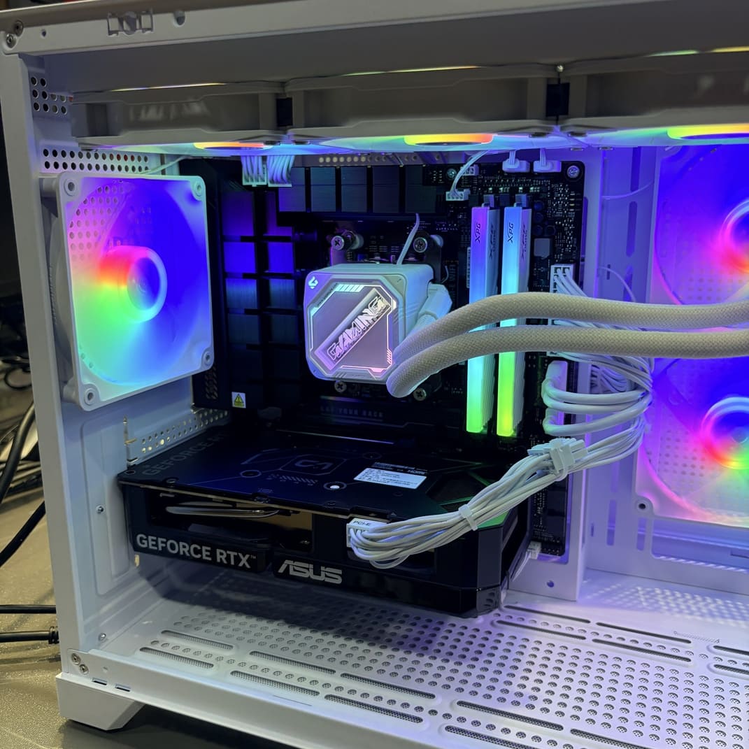 機殼內部 RGB 風扇與硬體燈光特寫