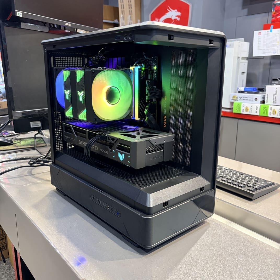 機殼內部斜視角，展示雙塔散熱器與ASUS顯卡