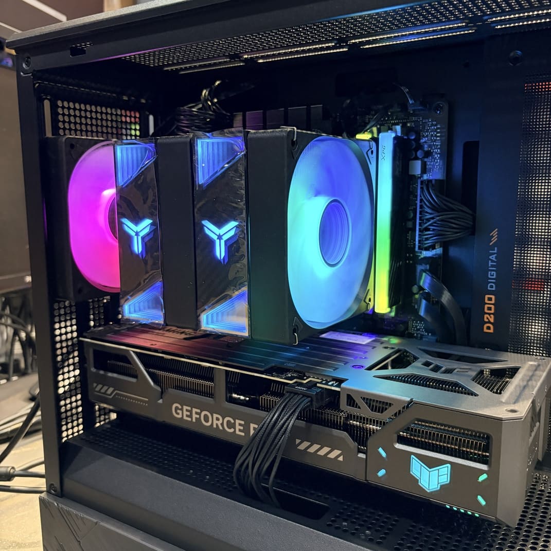 機殼內部正面視角，展示前方雙風扇進氣