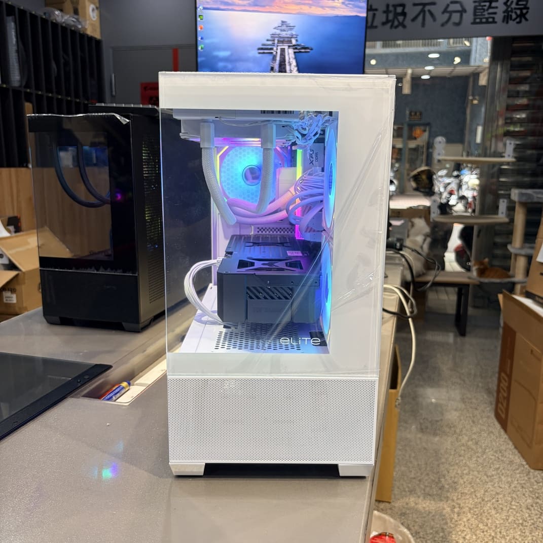 酷碼 Elite 490 白色機殼側面照，展示全景玻璃與內部組件