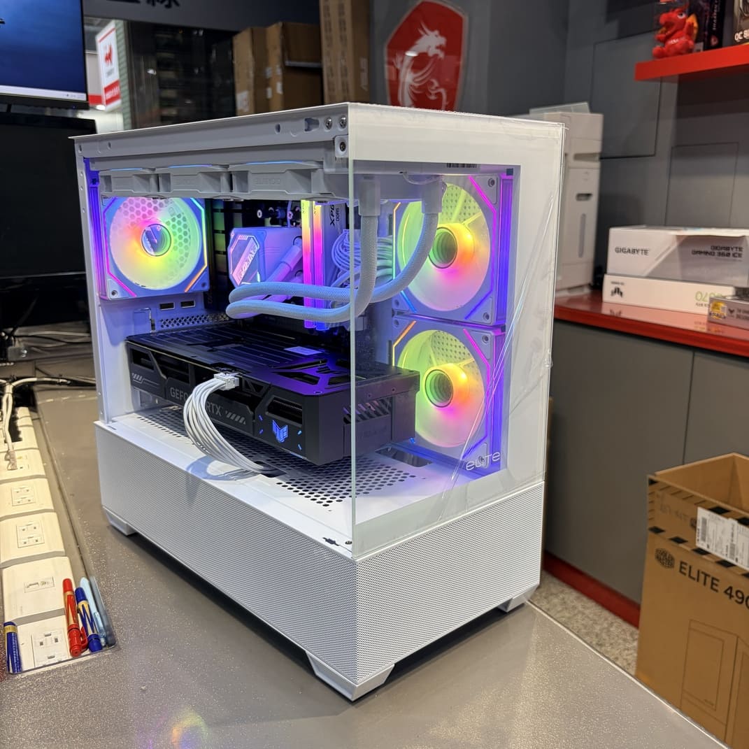 機殼側面全景特寫，展示 RGB 燈光與白色線材