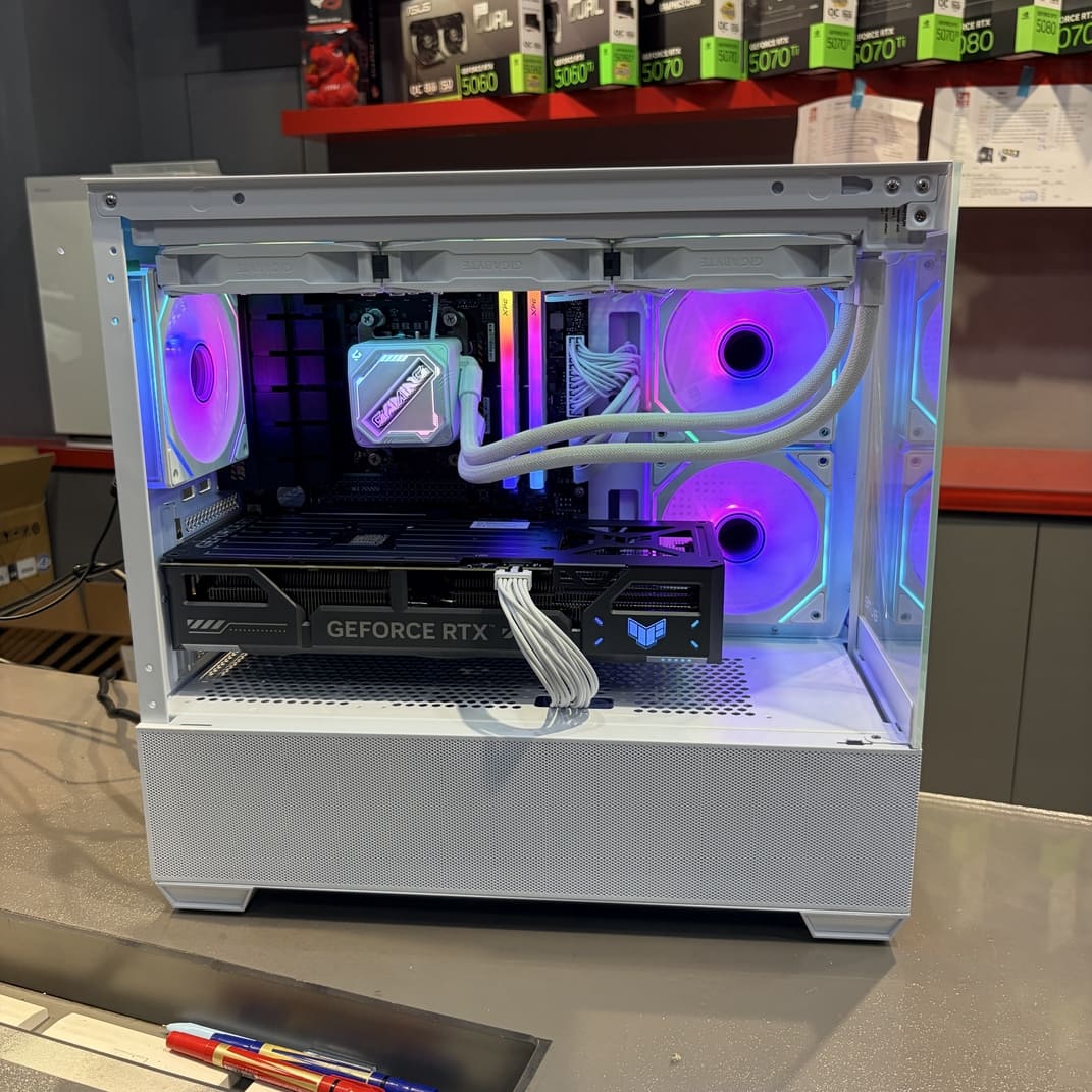 機殼內部特寫，聚焦於 CPU 水冷頭與記憶體