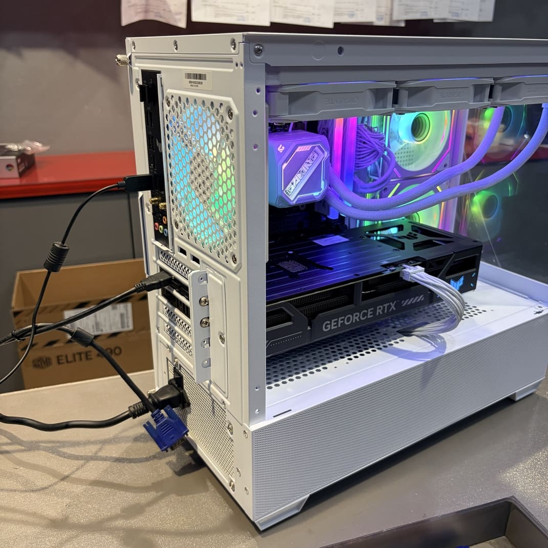 電腦主機背部視角，展示電源與線材收納