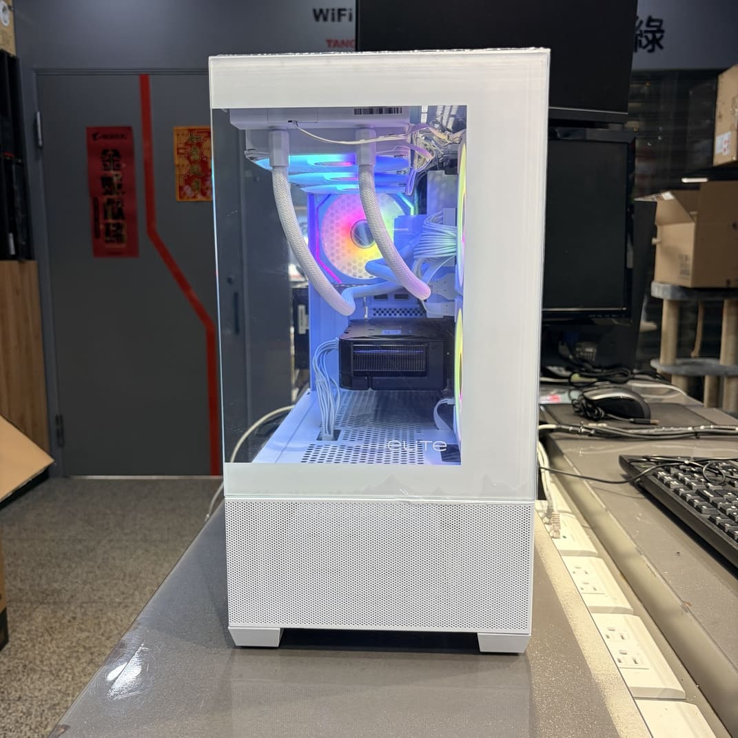 酷碼 Elite 490 白色機殼側面全景照，展示內部組件