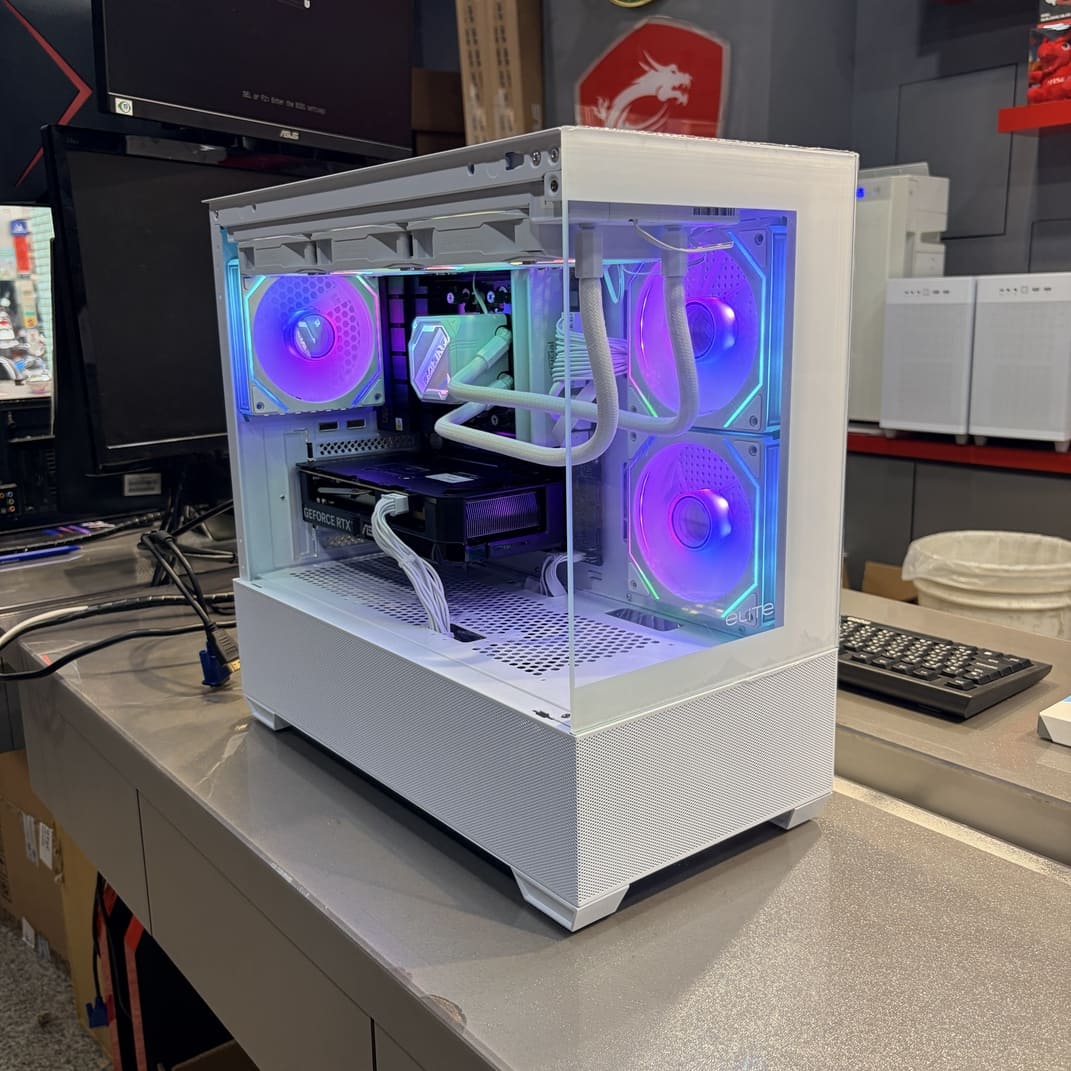 機殼內部斜視角，展示技嘉白色水冷與威剛記憶體