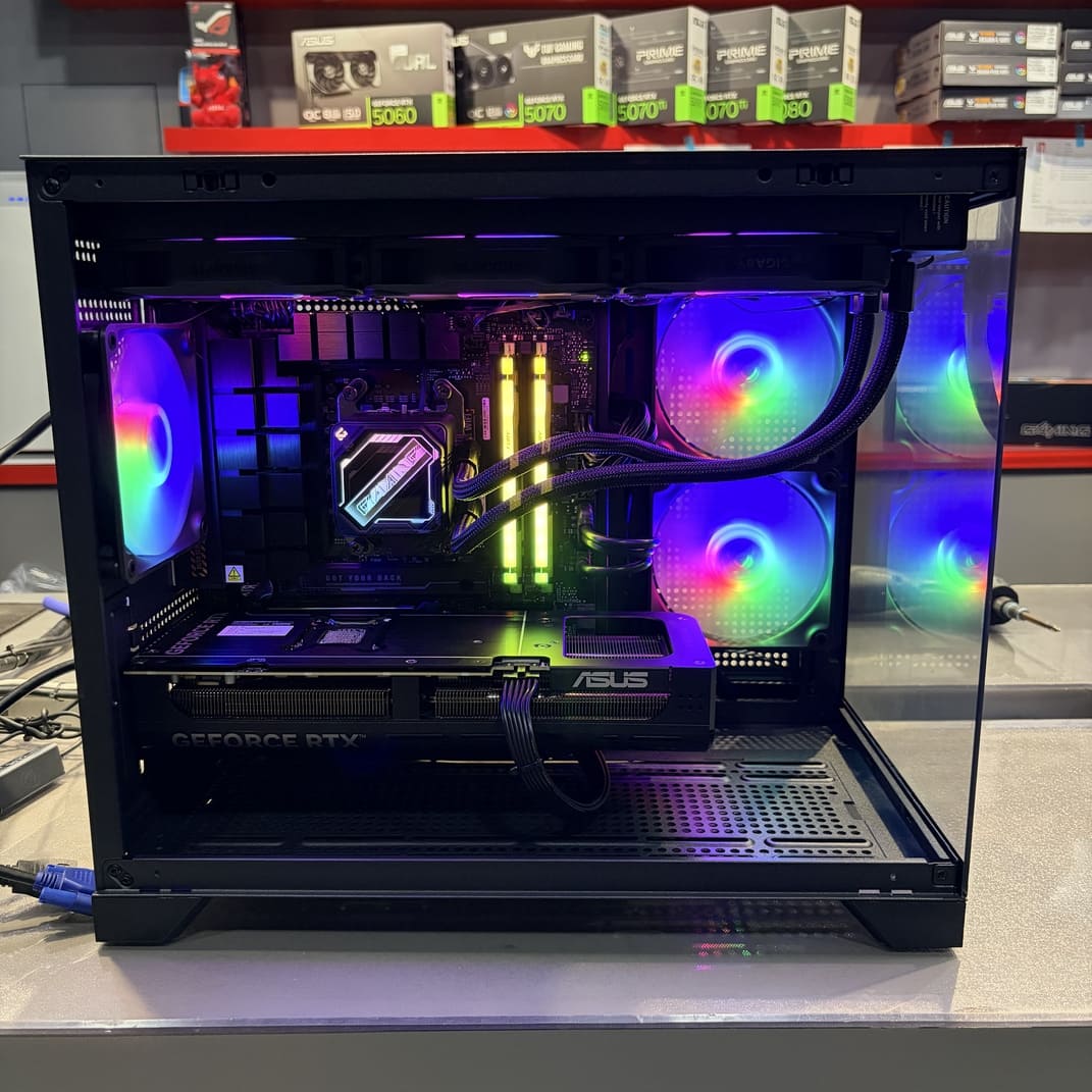 機殼正面與側面轉角特寫，展示獨特的切面玻璃